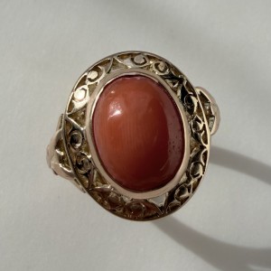 Pierścionek z żółtego złota z koralem 6,72g