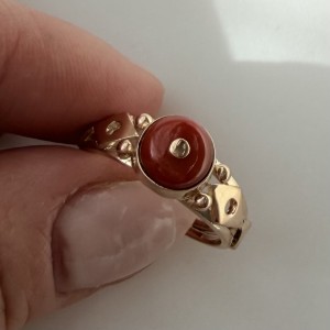 Pierścionek z żółtego złota z koralem 4,19g
