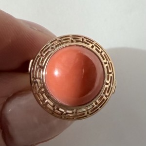 Pierścionek z żółtego złota z koralem 5,68g