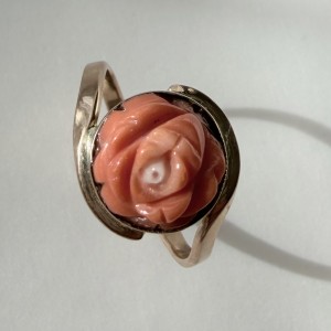 Pierścionek z żółtego złota z koralem 3,85g
