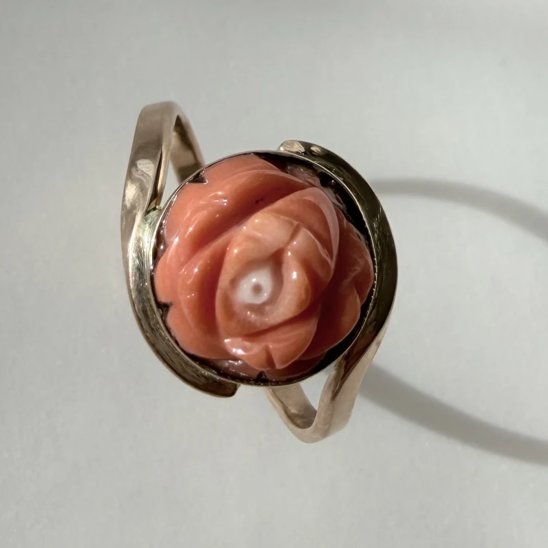 Pierścionek z żółtego złota z koralem 3,85g