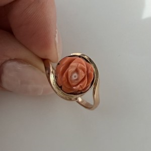 Pierścionek z żółtego złota z koralem 3,85g