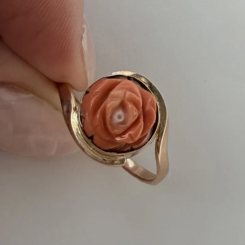 Pierścionek z żółtego złota z koralem 3,85g