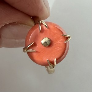 Pierścionek z żółtego złota z koralem 4,60g