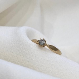 Pierścionek z żółtego złota z brylantem 0,19ct 