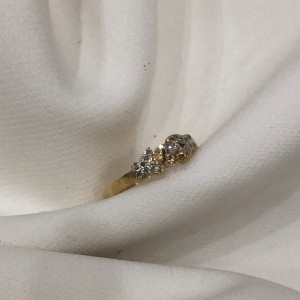 Pierścionek z żółtego złota z brylantem i diamentami